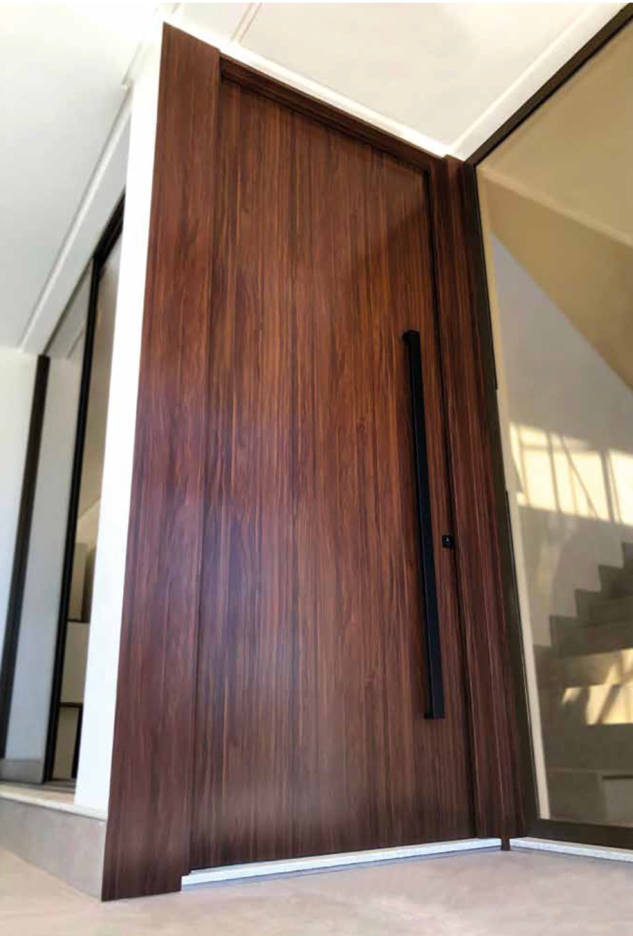 System 115 pivot door — leaf edge and hinge-side detail